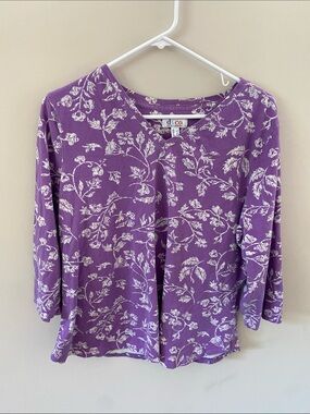 Purple Floral V-Neck 3/4 Sleeve Top